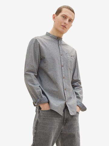 Coupe regular Chemise TOM TAILOR en gris : devant