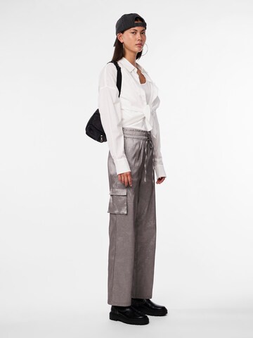 Regular Pantalon cargo PIECES en argent