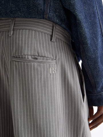 Wide leg Pantaloni cutați de la Pull&Bear pe gri