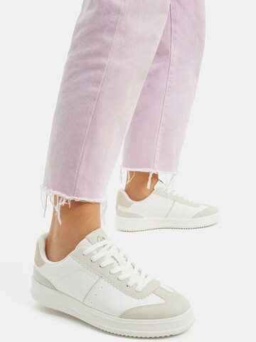 Bershka Sneakers in White: front