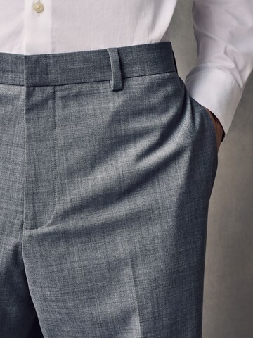 Slimfit Pantaloni con piega frontale di Next in grigio