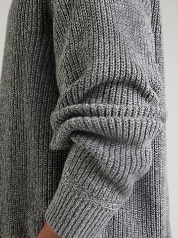 Pull-over Abercrombie & Fitch en gris