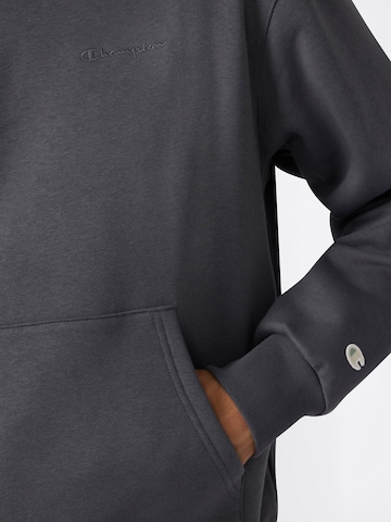Champion Authentic Athletic Apparel Sweatshirt i grå