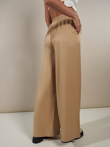 ABOUT YOU x Laura Giurcanu Wide leg Broek 'Melis' in Bruin