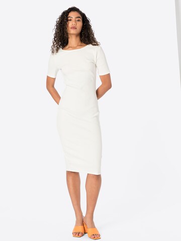 Robe 'Matilda' Gina Tricot en blanc : devant