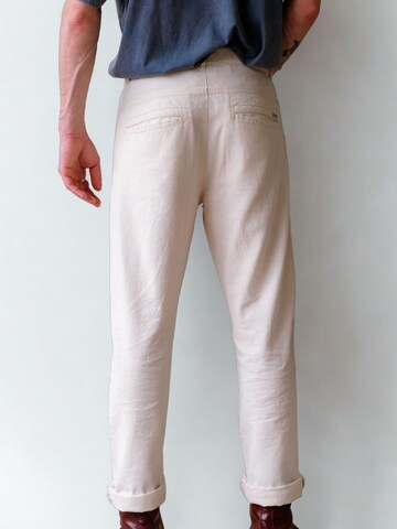 Seek 'n Hide Regular Chino trousers in White