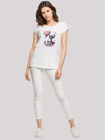 F4NT4STIC T-Shirt 'Skelett Hält Herzballon' in Weiß