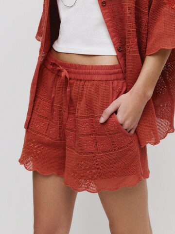 regular Pantaloni di Pull&Bear in rosso