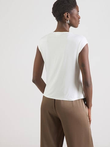 Tricou de la COMMA pe alb