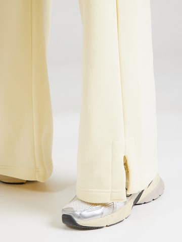 Wide Leg Pantalon de sport 'Phoenix' NIKE en jaune