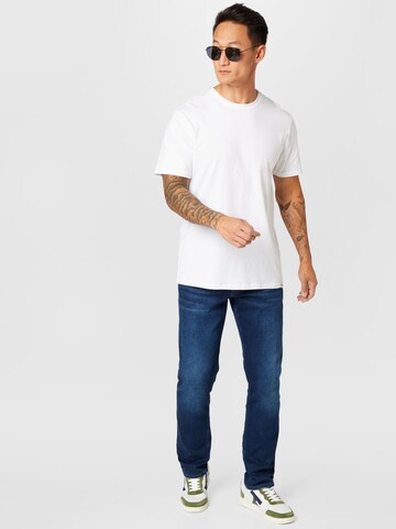 WRANGLER T-shirt i blå