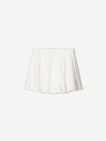 Fustă de la Bershka pe alb