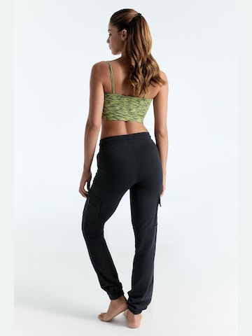 True North Tapered Pants 'Cargohose' in Black