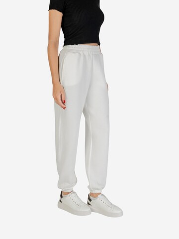 GUESS - regular Pantalón deportivo 'CECILIA SCUBA JOGGER PANTS V4BB13 K7UW2' en blanco