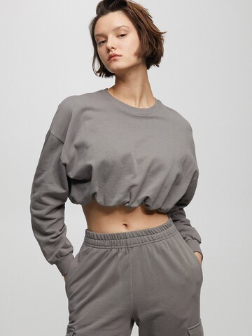 Pull&Bear Sweatshirt in Grey: front