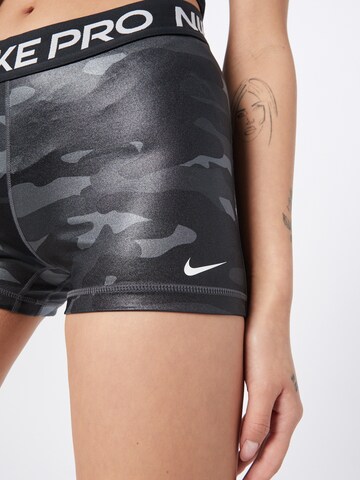 NIKE Skinny Sportshorts in Grau