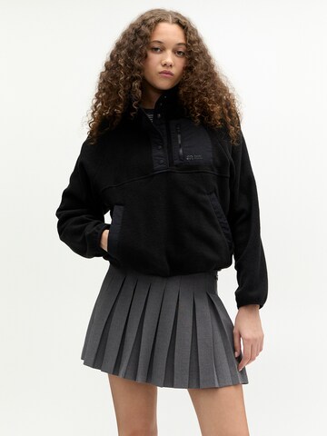Pull&Bear Sweter w kolorze czarny: przód