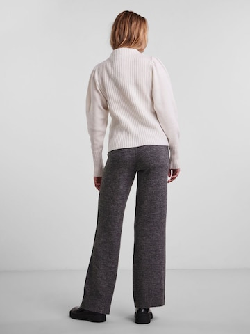 Pullover 'Ana' di PIECES in bianco