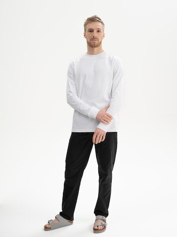 Tricou 'TEJAS' de la MELA pe alb