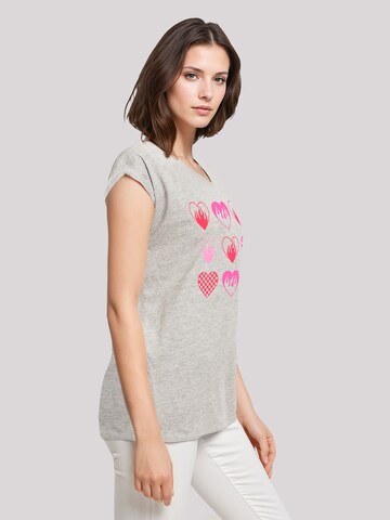 F4NT4STIC T-Shirt 'Internationaler Frauentag: Herzen in Flammen' in Grau