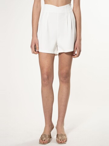 Wide leg Pantaloni con pieghe di Influencer in bianco: frontale