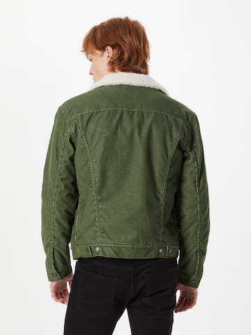 LEVI'S ® Välikausitakki 'Type 3 Sherpa Trucker Jacket' värissä vihreä