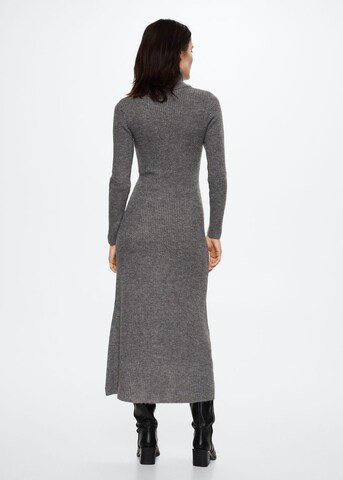 MANGO Úpletové šaty – šedá
