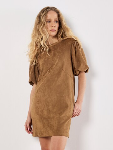 Apricot Jurk ' ' in Bruin: voorkant