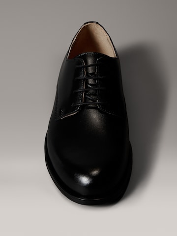 Chaussure à lacets 'ESS' Calvin Klein en noir