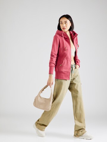 Veste de survêtement 'NESKA' Ragwear en rose