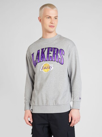 NEW ERA Sweatshirt 'NBA' in Grijs: voorkant