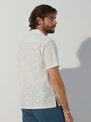 ABOUT YOU x Alvaro Soler - Regular Fit Camisa 'Fernando' em branco