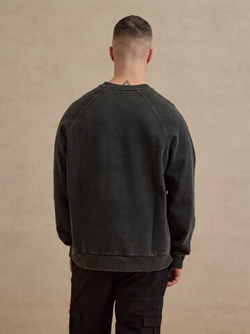 DAN FOX APPAREL Свитшот 'Yigit' в Серый
