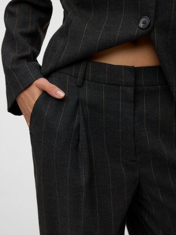 regular Pantaloni con pieghe di VERO MODA in grigio