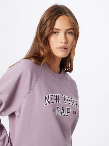 GAP Sweatshirt i lilla