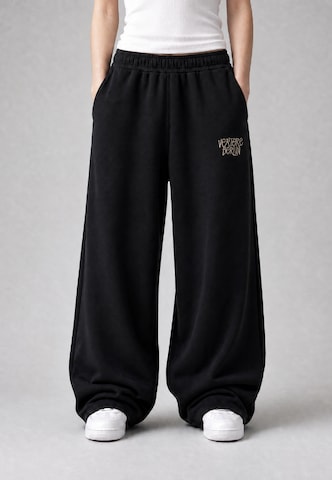 Vertere Berlin Loose fit Trousers in Black: front