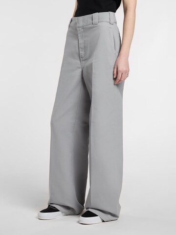 DICKIES Wide leg Pressveckad byxa i grå