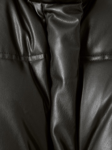 Bershka Zimska jakna | črna barva