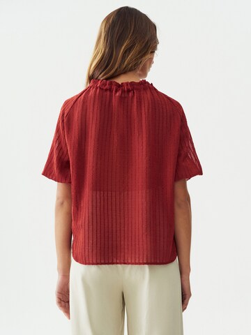 The Fated Blouse 'AMIRA' in Rood: terug