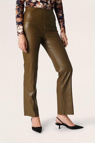 Regular Pantalon à plis 'Kaylee' SOAKED IN LUXURY en marron : devant