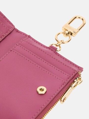 GUESS Schlüsselanhänger in Pink