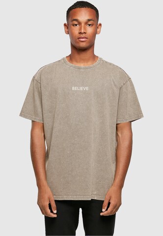 Merchcode T-shirt 'Believe Front' i brun: framsida