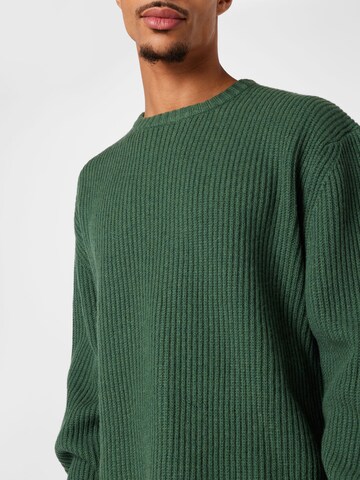 LEVI'S ® Пуловер 'Battery Crewneck Sweater' в зелено