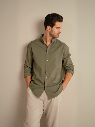 Coupe regular Chemise ' Linen Blend ' TEESHOPPEN en vert