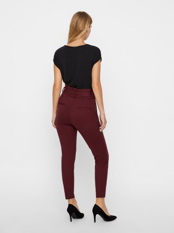 Slimfit Pantaloni cutați 'Eva' de la VERO MODA pe roșu