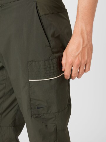 Tapered Pantaloni cargo di Nike Sportswear in verde