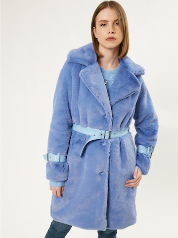 Influencer Зимно палто в синьо: отпред