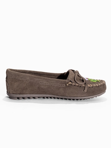 Mocasini 'Kilty Tread' de la Minnetonka pe gri