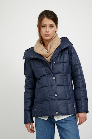 Finn Flare Steppjacke in Blau: Vorderseite