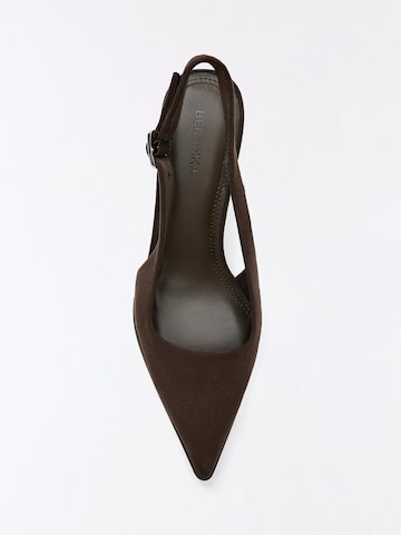 Bershka Slingpumps in Bruin